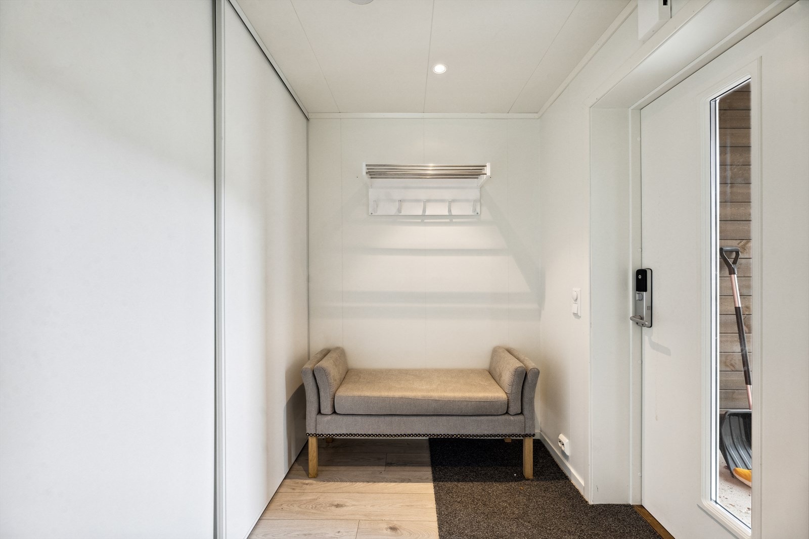 Stor skyvedørsgarderobe med plass til å henge fra seg ytterklær! Galleribilde