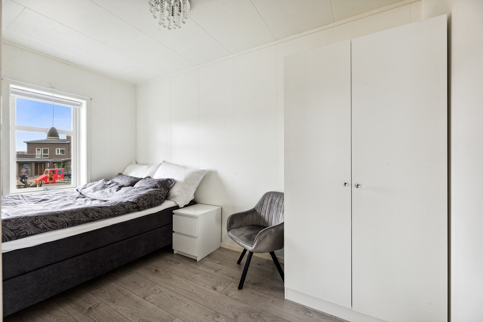 God plass til dobbeltseng og nattbord. Galleribilde