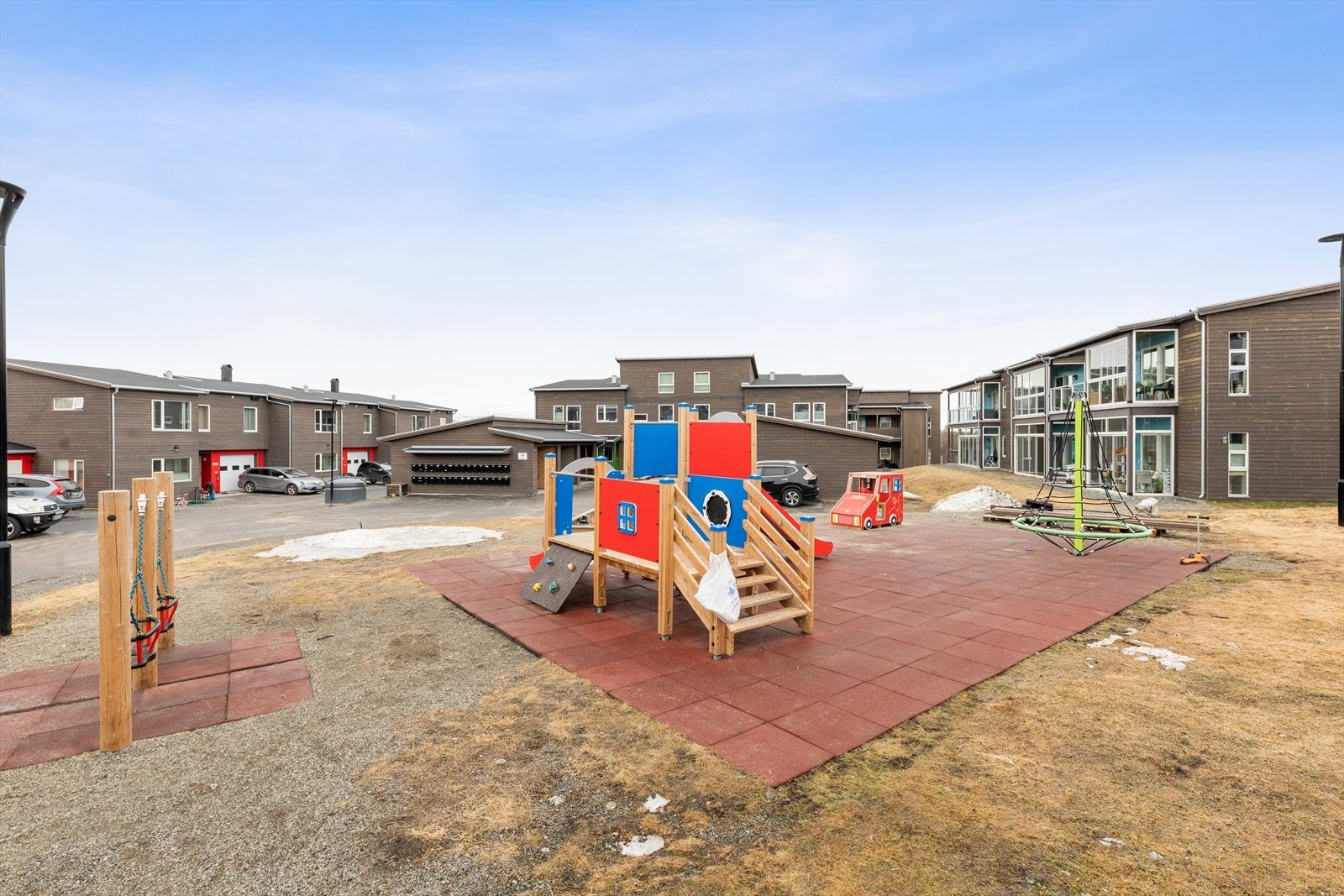 Felles eiet tomt av sameiet. Pent opparbeidet med plen og gangsti, lekeplass og felles parkeringsområde. Galleribilde