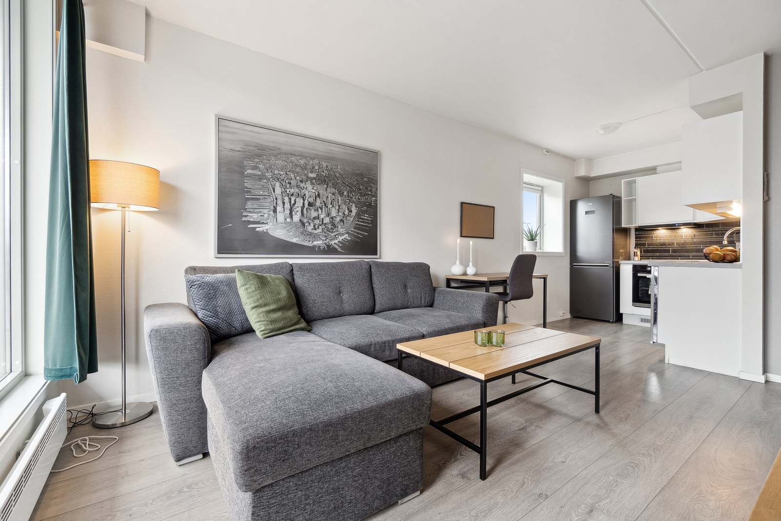 Stuen har plass til sofagruppe, og kontor eller lite spisebord mot kjøkken. Galleribilde