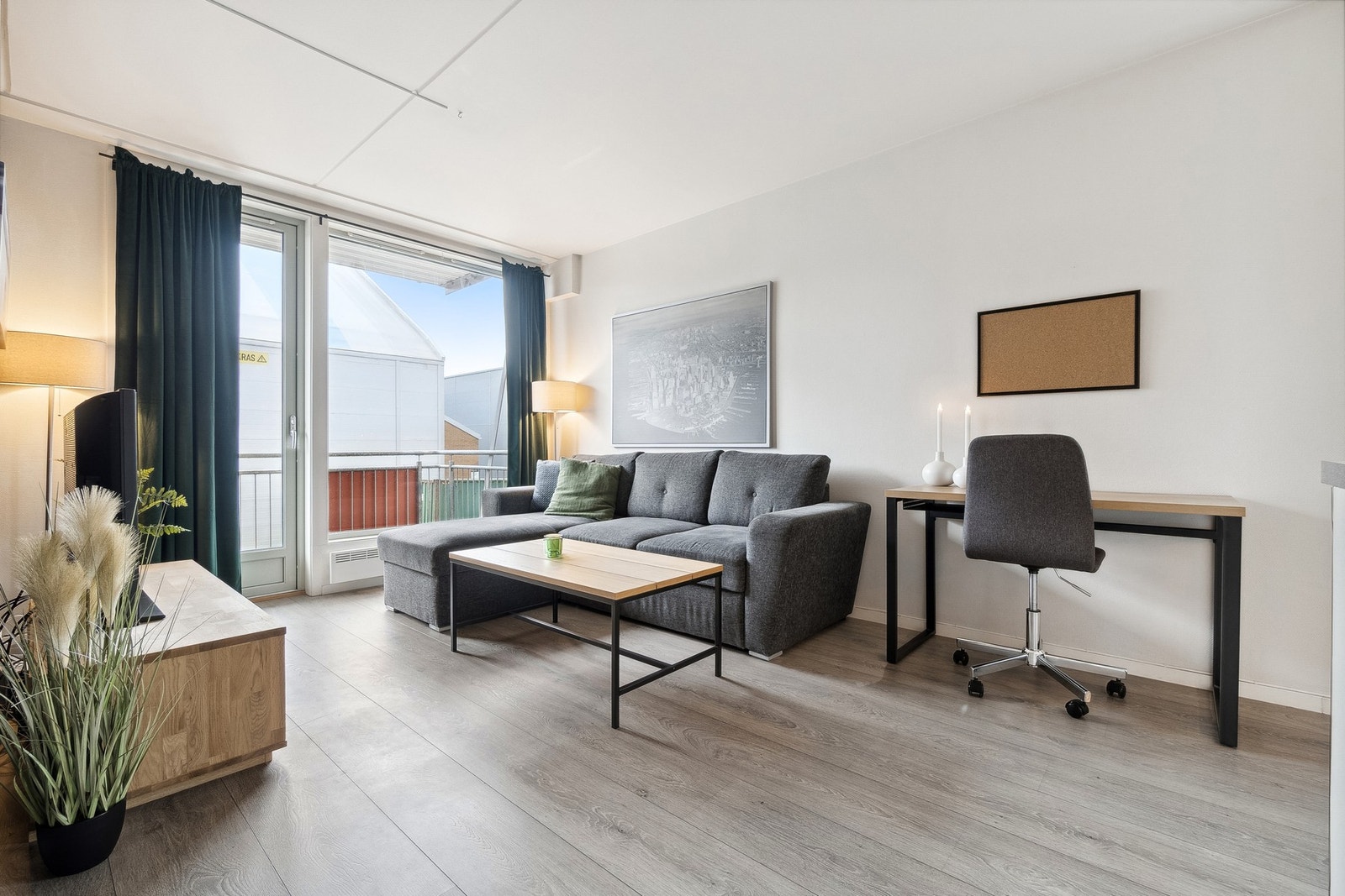 Hjørneleilighet gjør at man får godt med lys inn i stue og kjøkken. Galleribilde