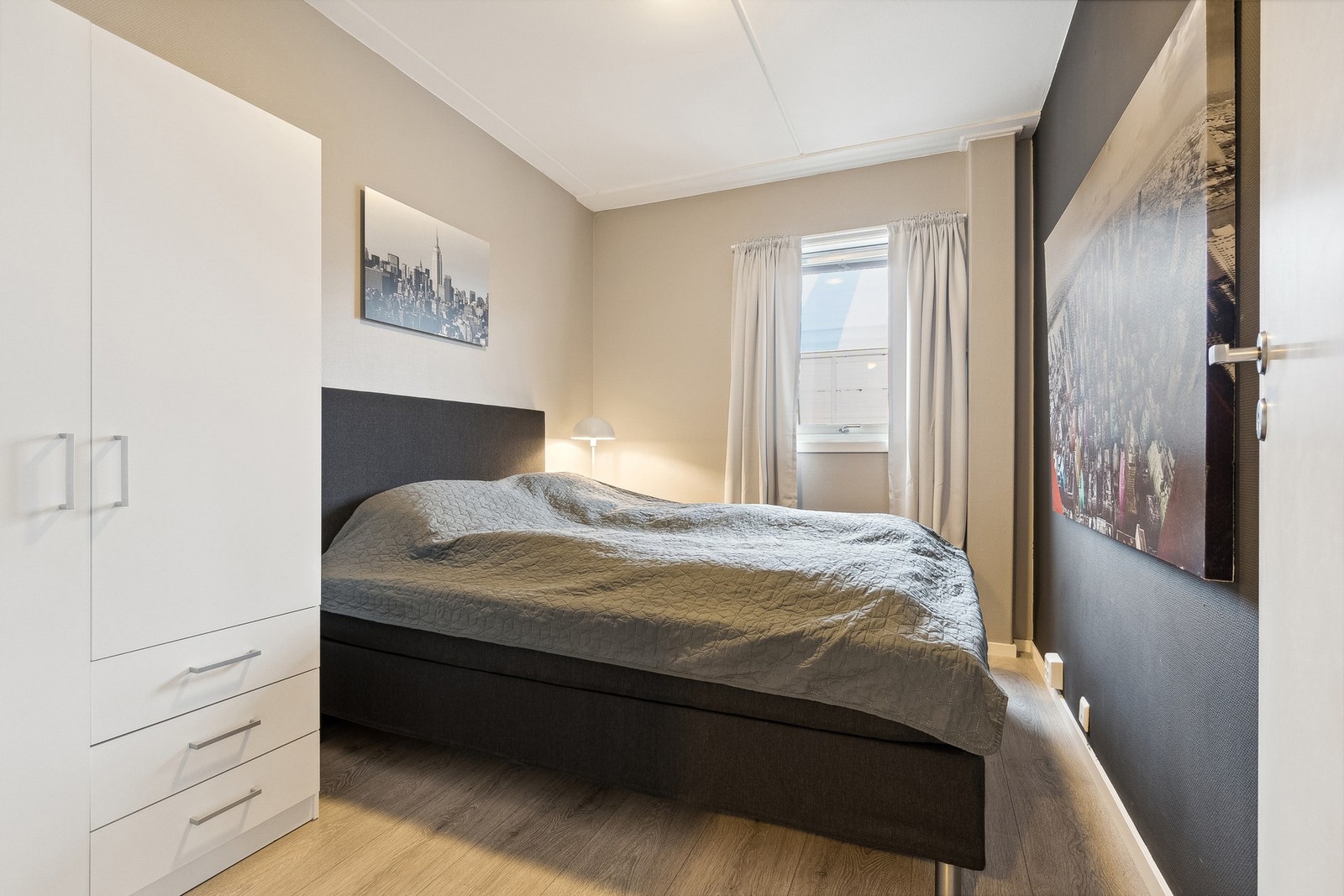 Soverom med plass til dobbelseng og garderobe. Galleribilde