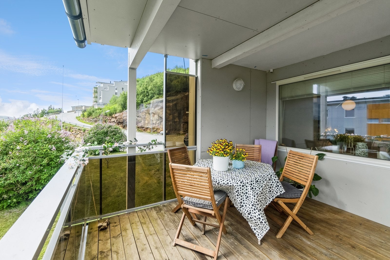 Solrik balkong vendt mot både øst, sør og vest. Galleribilde