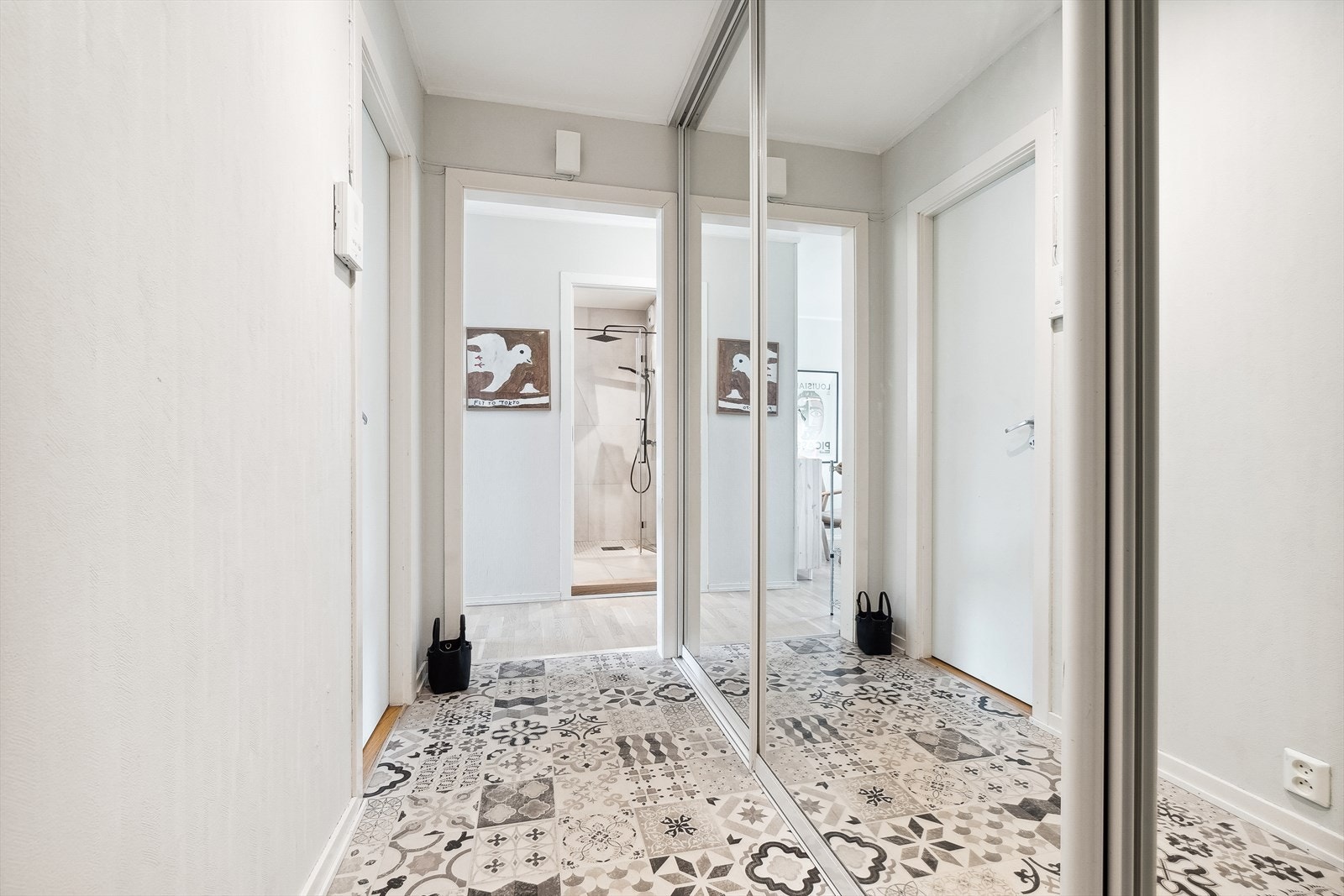 Entré med stor og praktisk speil skyvedørsgarderobe. Galleribilde