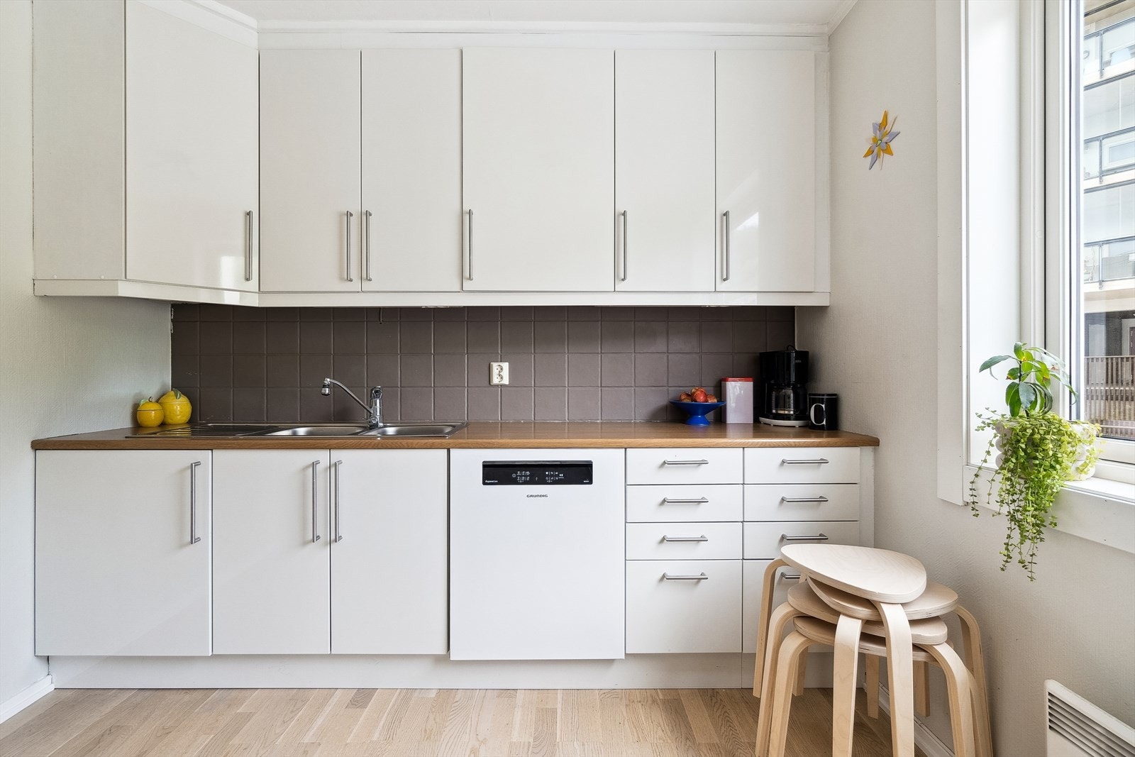 Godt med skap og benkeplass på kjøkkenet. Galleribilde