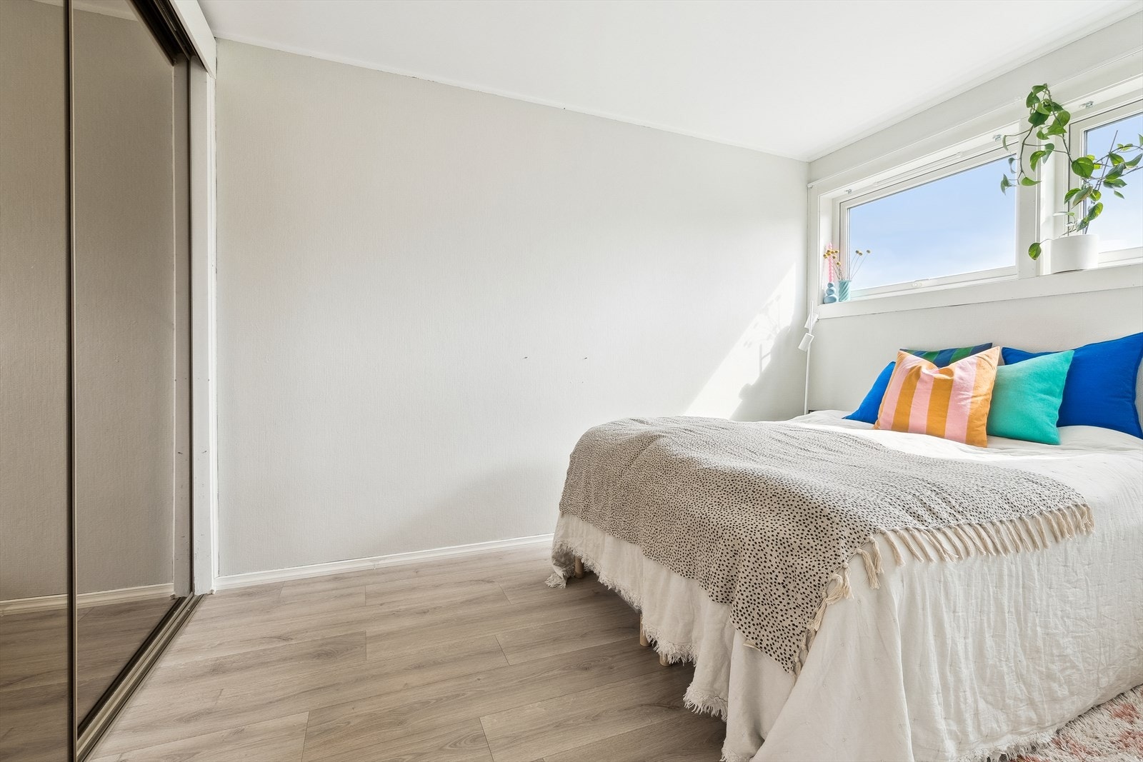 Soverom med speil skyvedørsgarderobe. Galleribilde