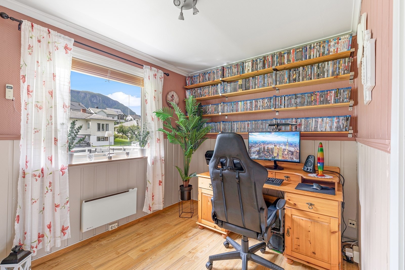 Stova har også eit ekstra rom som idag blir nytta av seljar som pc-rom. Galleribilde