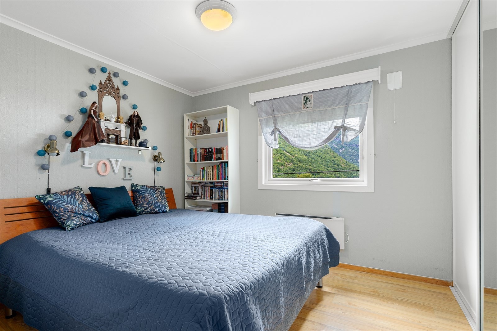 Hovedsoverommet er romsleg med plass til dobbelseng og skyvedørsgarderobe som medfølger handelen. Galleribilde