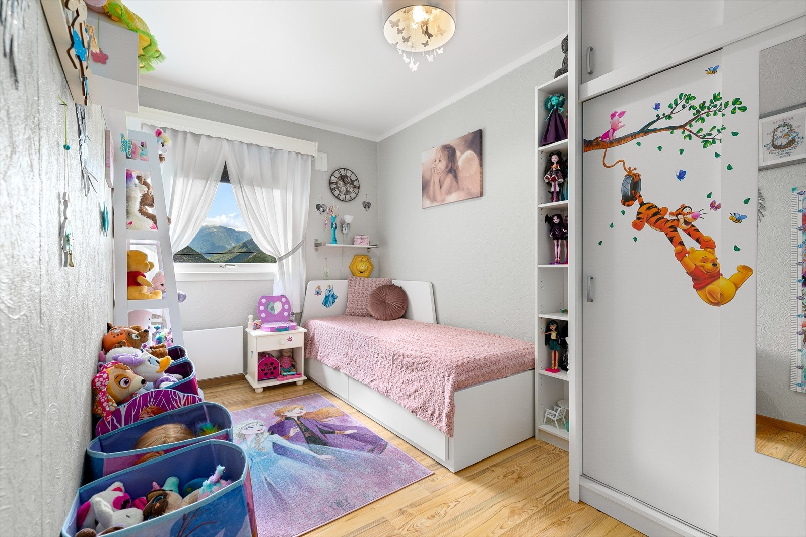 Rommet gir plass til både seng, nattbord og garderobe. Skyvedørsgarderobe medfølger salet. Galleribilde