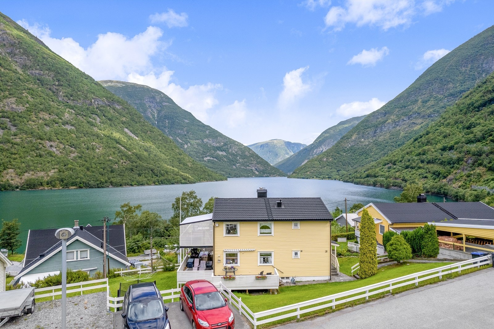 Eigar har avtale med nabo om parkering på nabotomta. Denne avtalen er ikkje tinglyst, og ein må derfor gå i dialog med nabo for å oppretthalde parkeringsplassen. Det vil også vere mogleg med gateparkering. Galleribilde