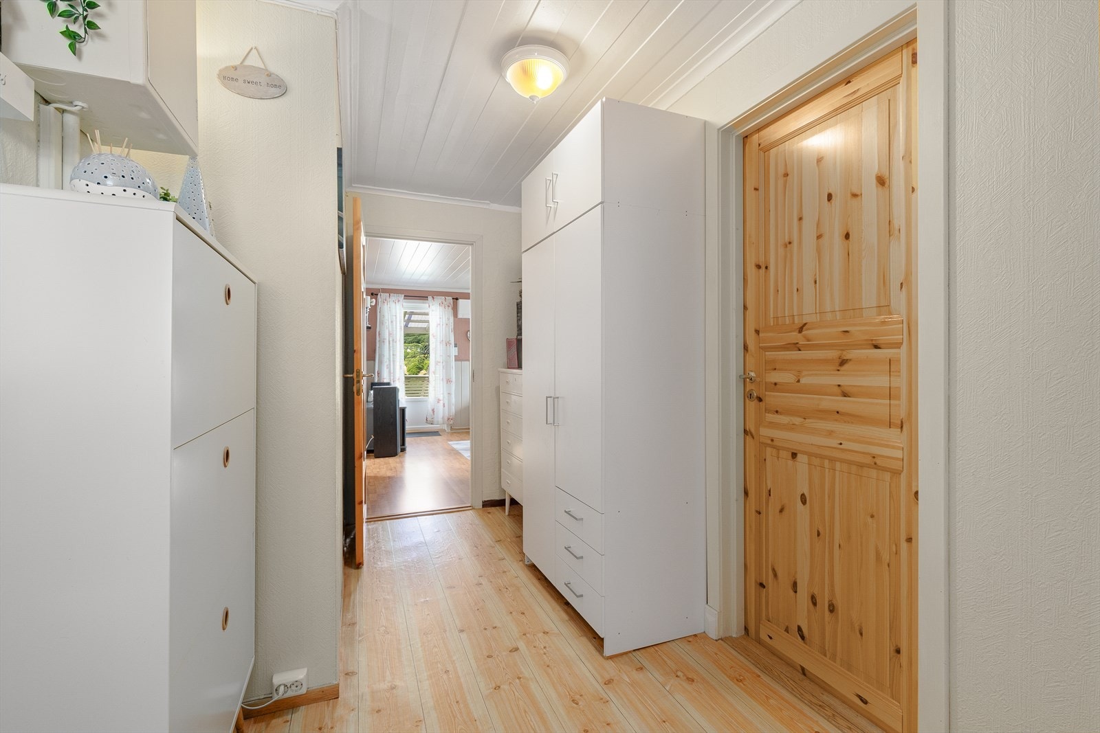 Gangen gir tilkomst til alle rom i leilegheita, og er idag nytta som ekstra oppbevaringsareal. Garderobeskap i gangen medfølger. Galleribilde