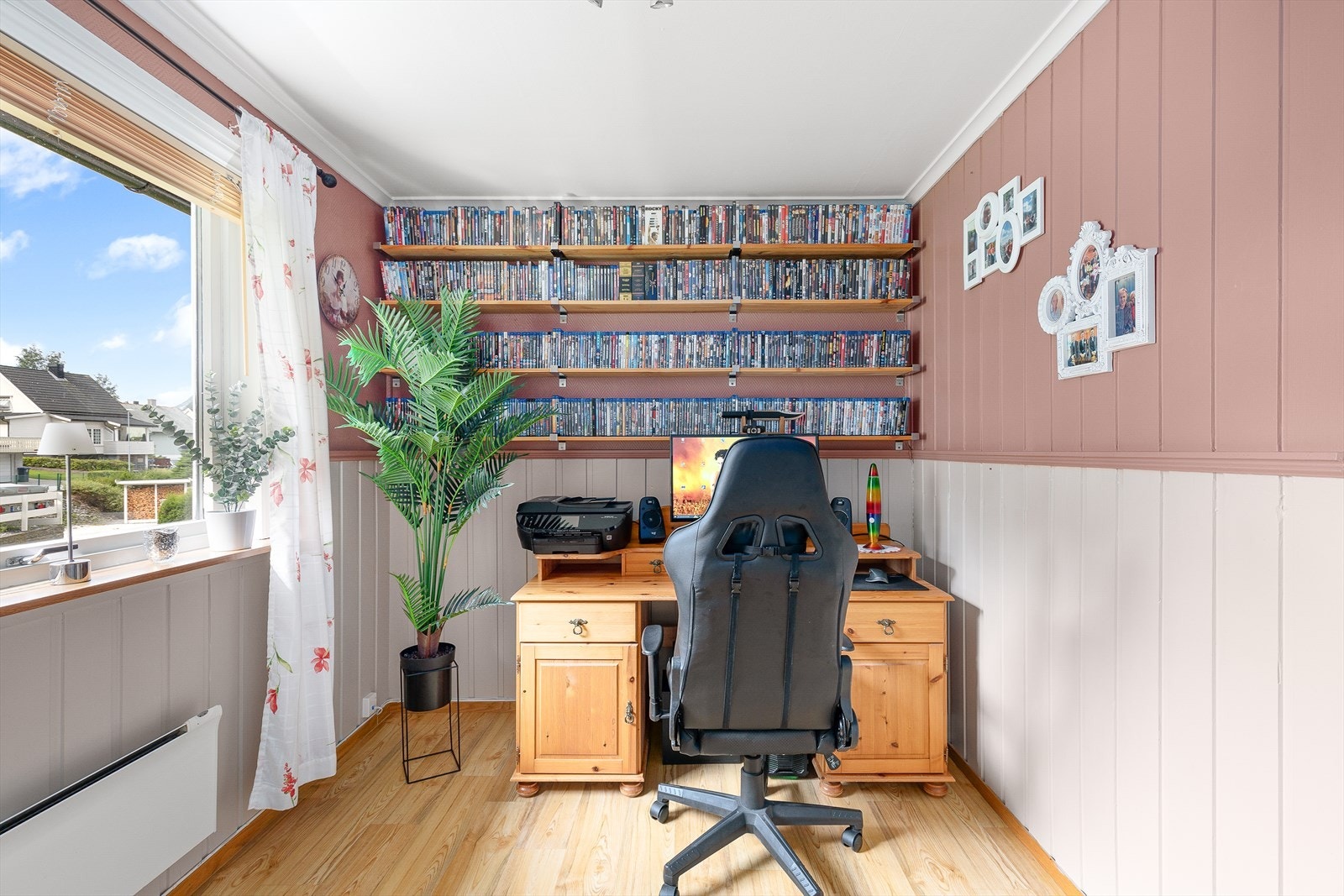 Rommet kan også fint nyttast som spisestove, eller opnast opp for å få ei romslegare og større stove. Galleribilde