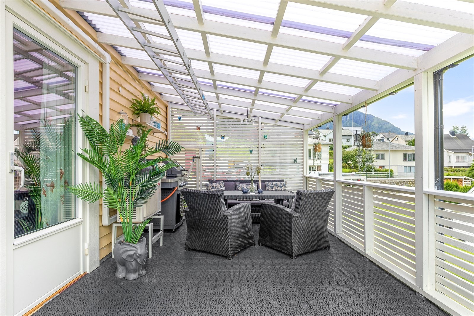 Ein har utgang til romsleg veranda - Galleribilde