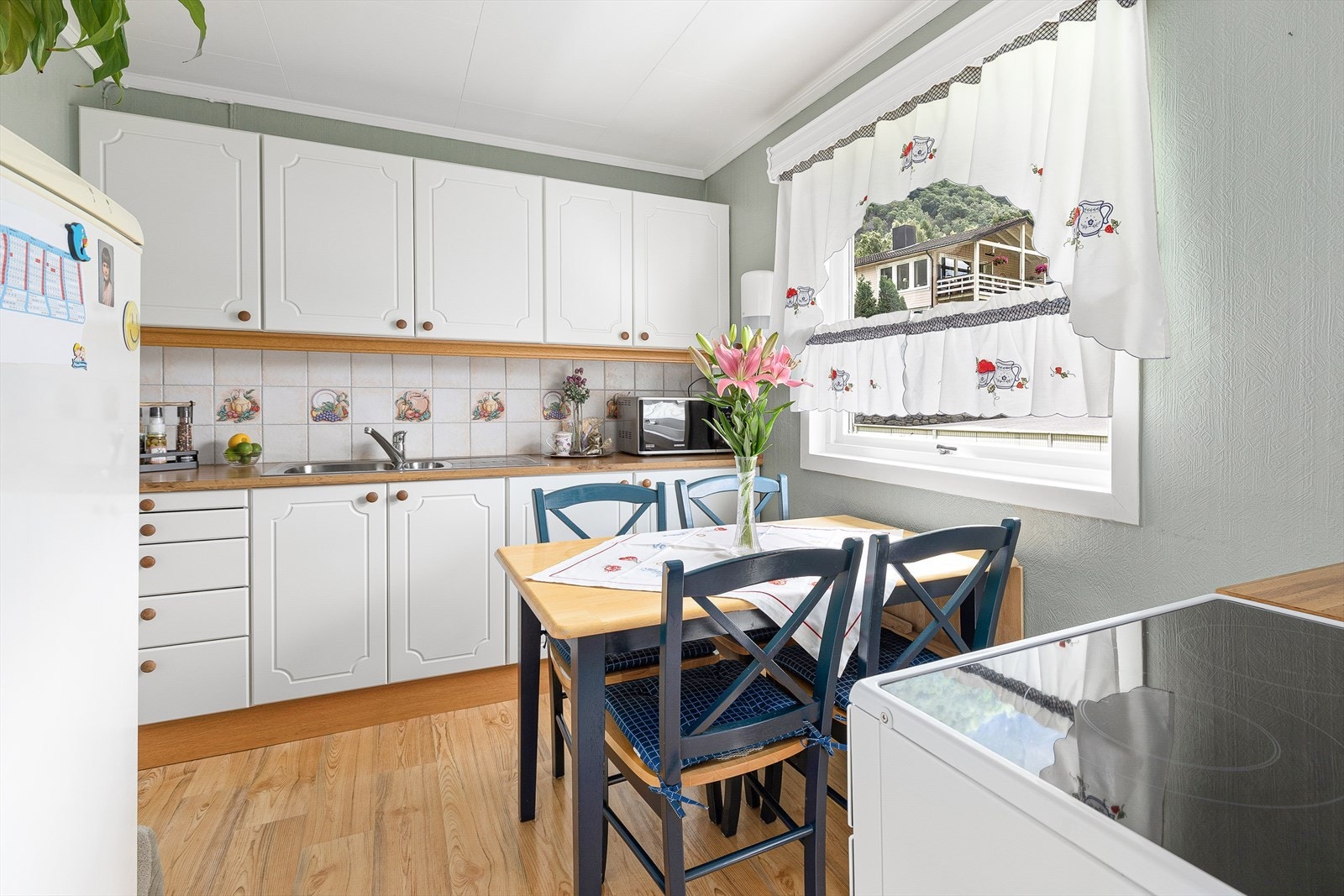 Norema kjøkken frå 2001 med profilerte fronter og benkeplate i laminat. Galleribilde