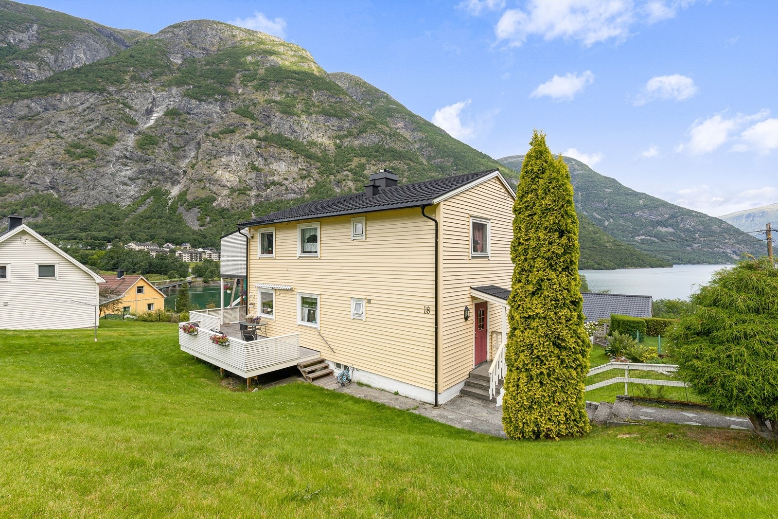 Ein flott horisontaldelt tomannsbustad med attraktiv beliggenheit på Årdalstangen. Galleribilde