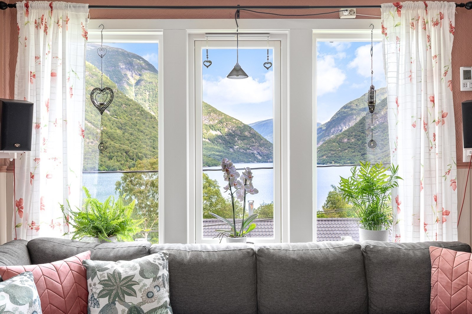 God utsikt mot Årdalsvatnet frå stovevindauget. Galleribilde