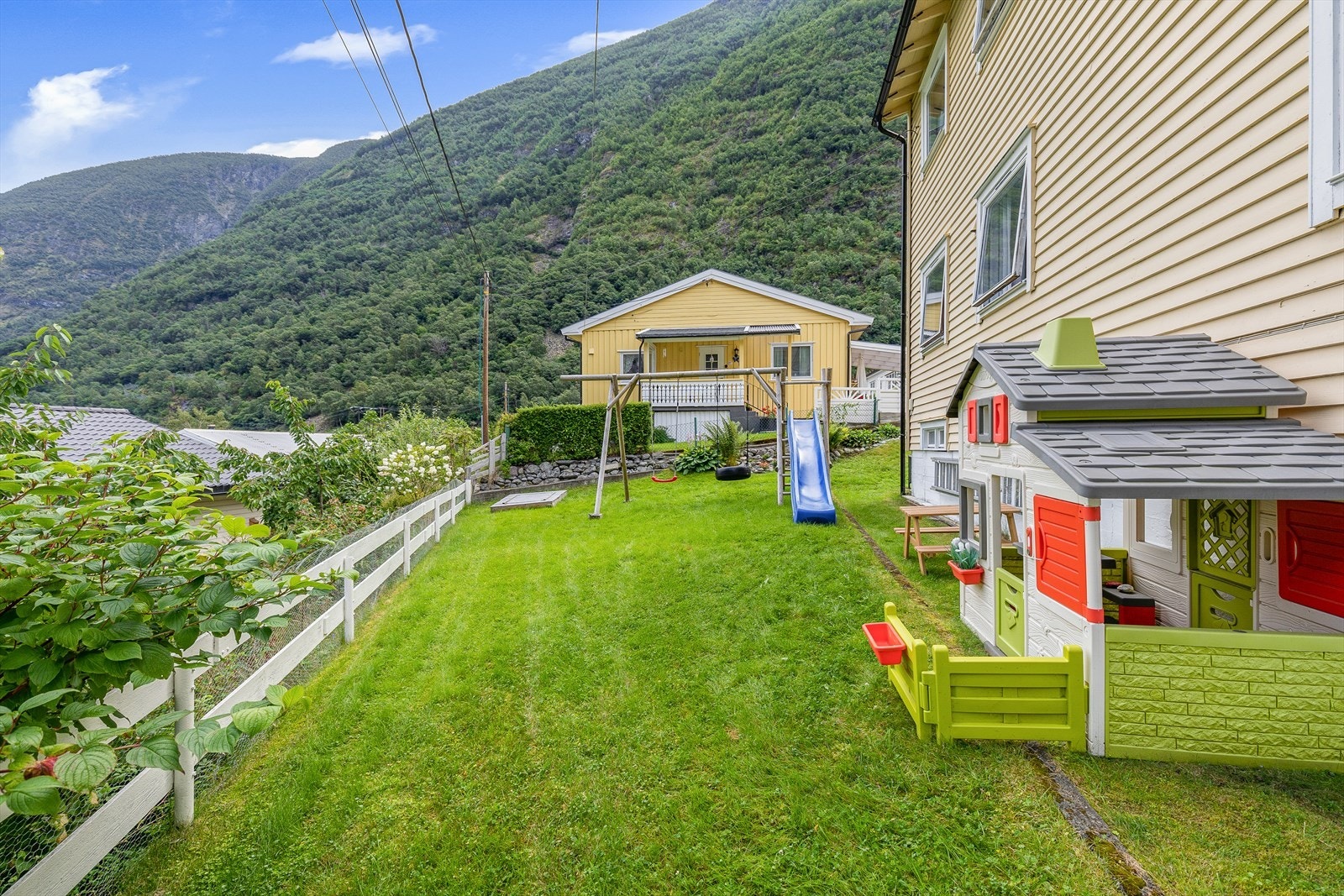 Ei romsleg og solrik fellestomt på 661,2 m² med flott utsikt over Årdalsvatnet. Galleribilde