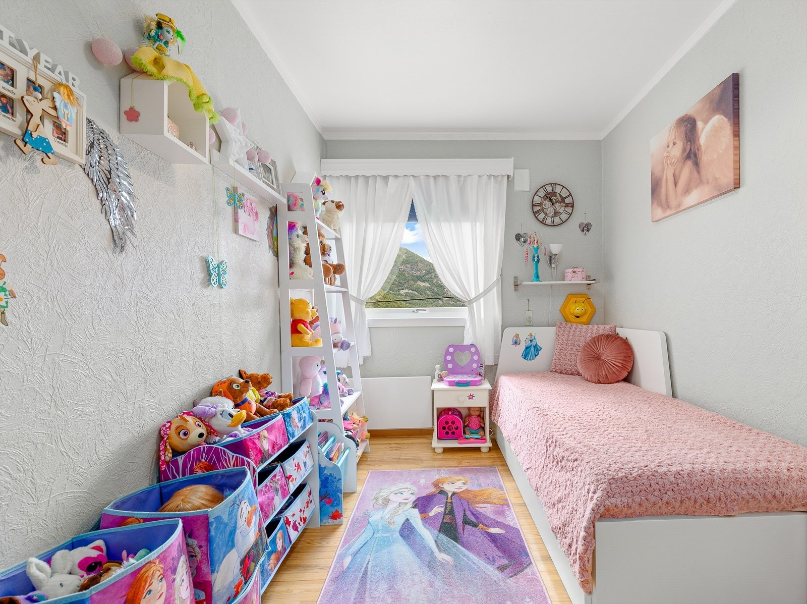 Praktisk rom som kan brukast som eit ekstra soverom eller innredast som kontor eller barnerom. Galleribilde