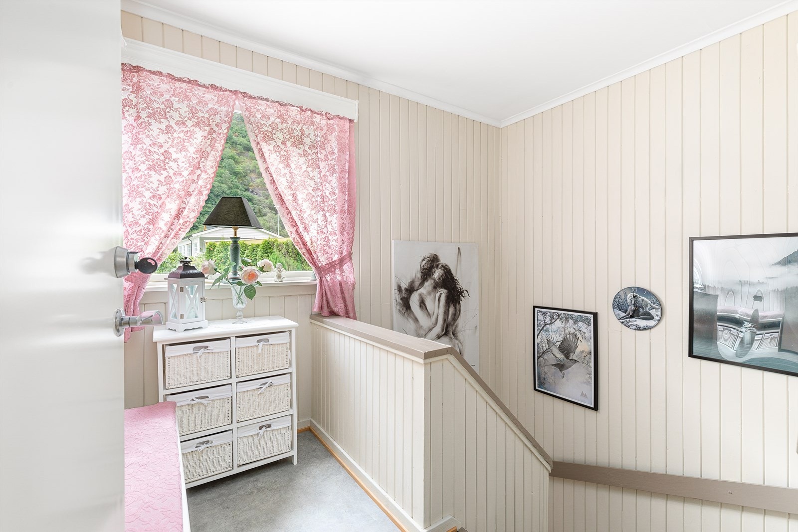 Det første som møter deg er ein hyggjeleg entre med tilkomst til 2. etasje og kjellar. Yttergangen blei pussa opp i 2017, og fikk ny overflatebehandling i form av nytt golvbelegg og maling av veggar. Galleribilde