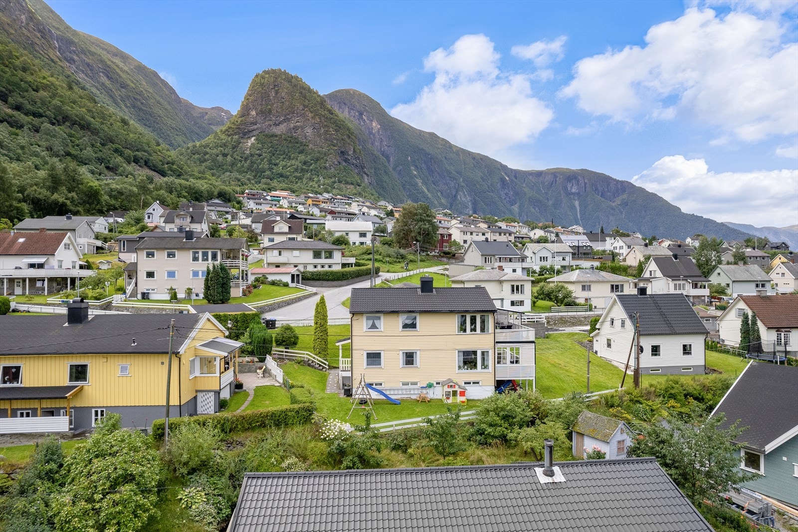 Frå eigedomen er det kort avstand til Tangen skule, samt Årdalstangen- og Einehaugen barnehage. Det er daglegvareforretning i umiddelbar nærheit, i tillegg til Kiwi som ligg i sentrum av Årdalstangen. Galleribilde