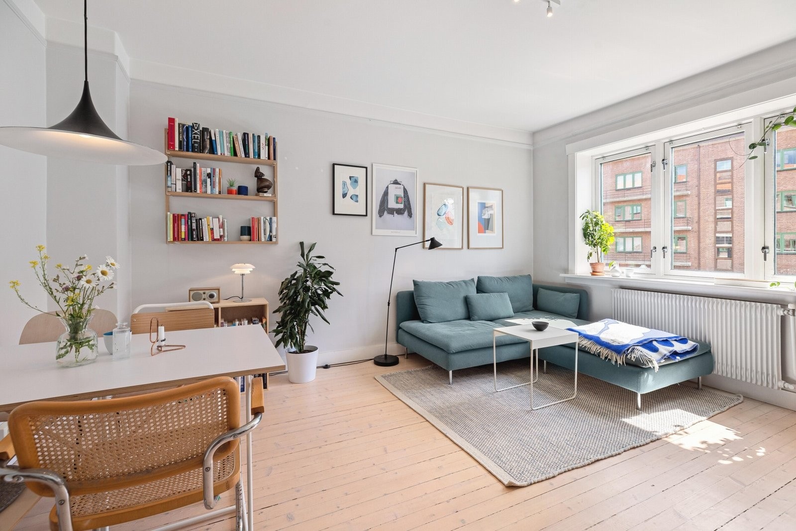 Boligen er lys og gjennomgående, med blant annet en romslig stue med plass til et spisebord. Galleribilde