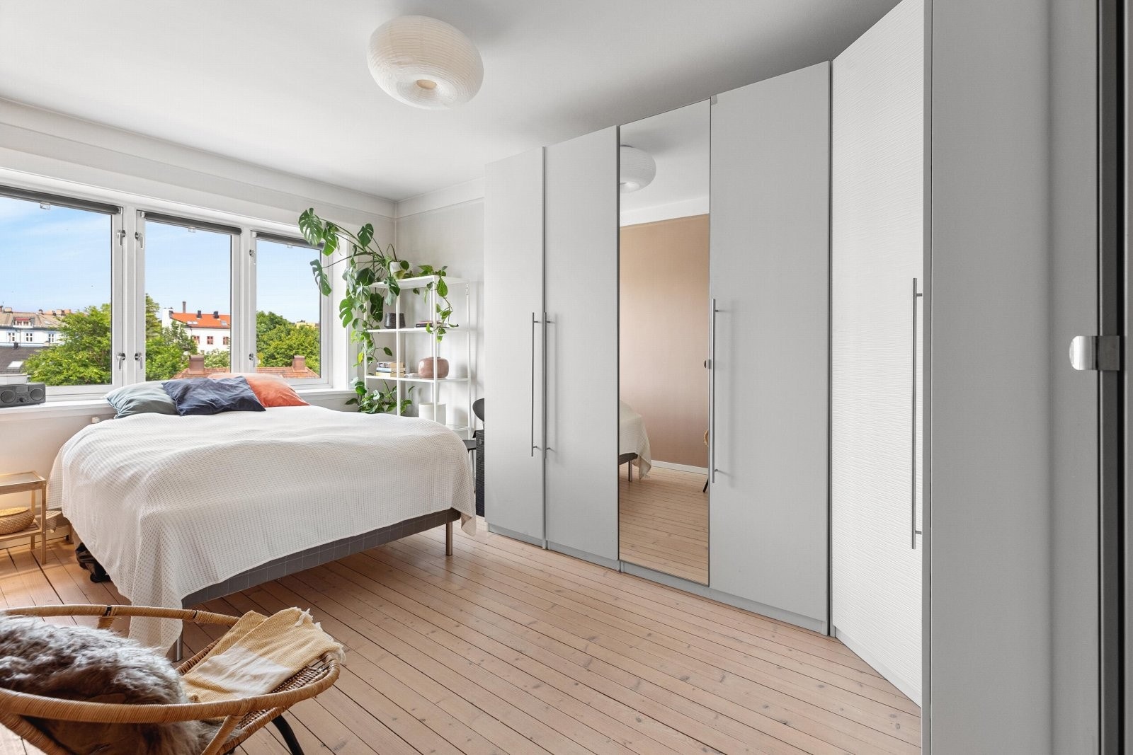 Stort soverom med flere meter garderobeskap. Galleribilde