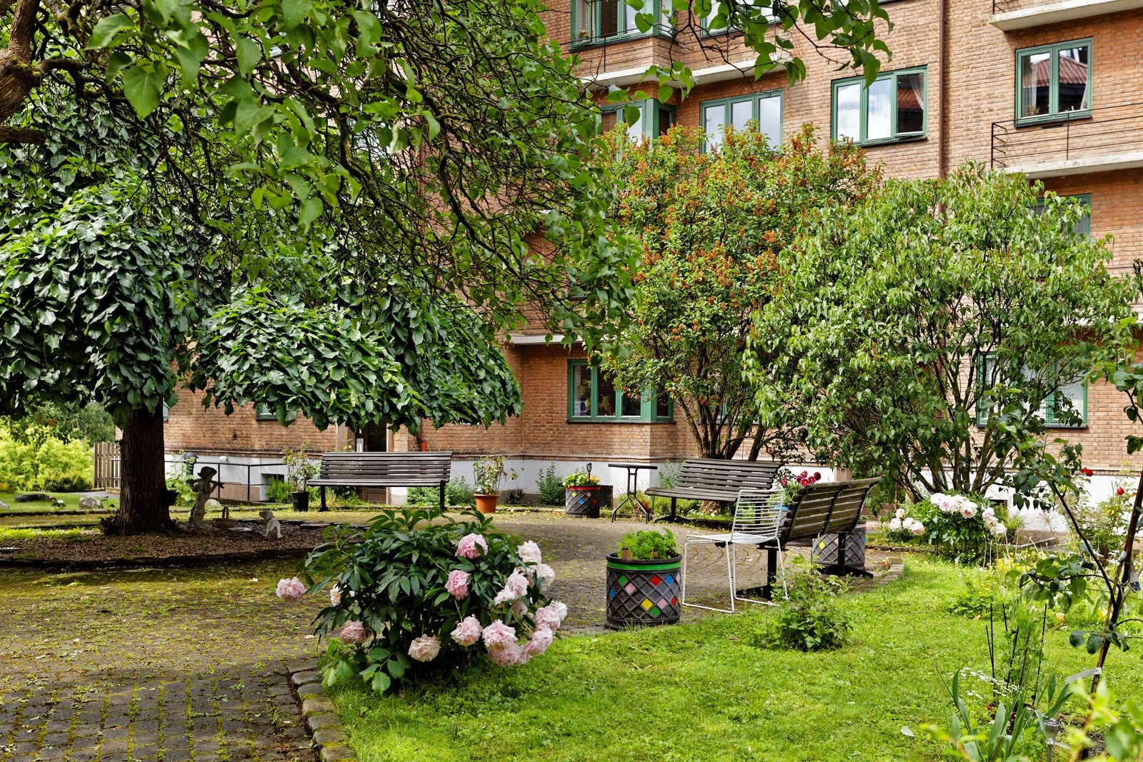 Variert beplantning tilfører bakgården en vakker og fargerik atmosfære, samtidig som den gir et naturlig preg. Galleribilde