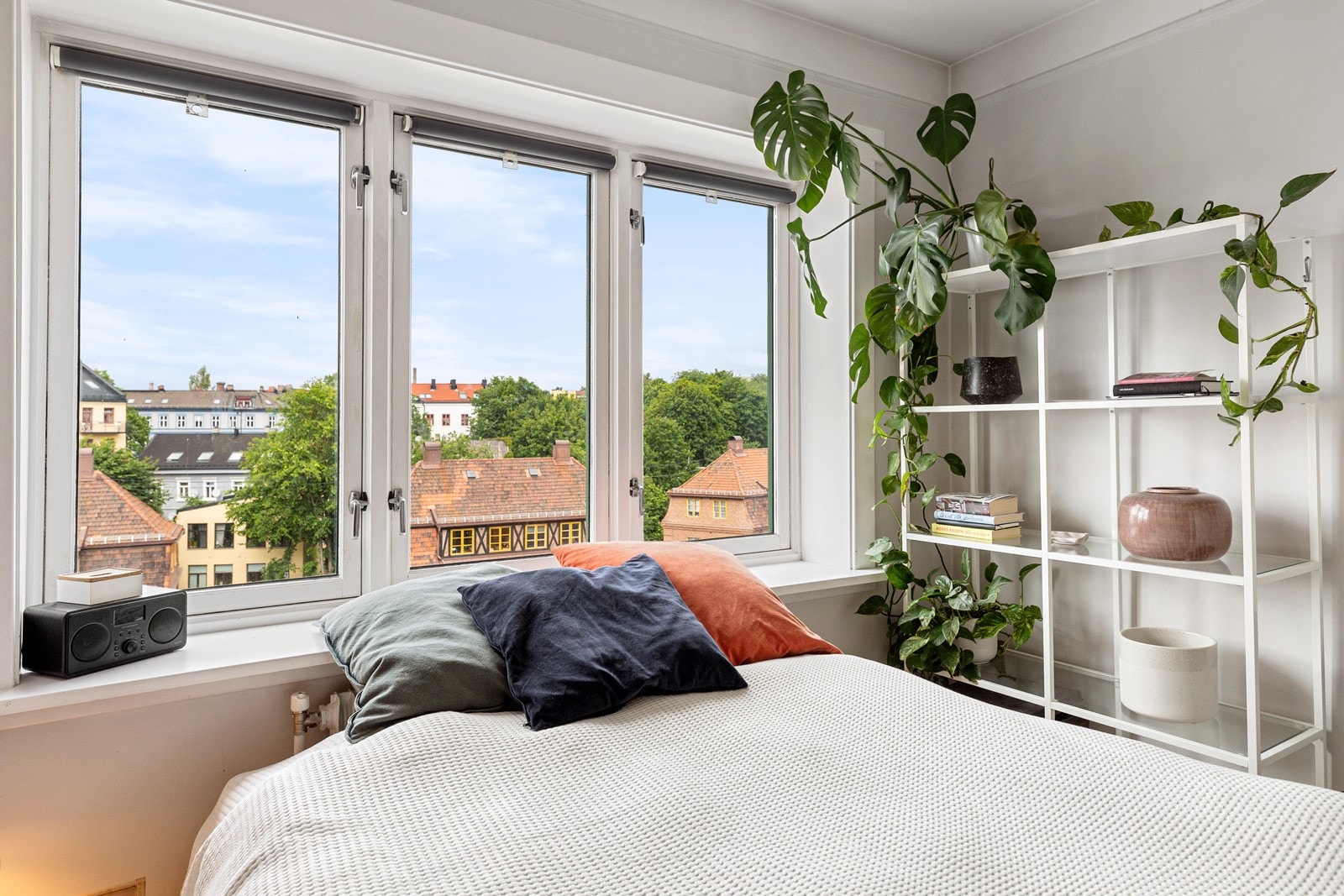 Dette soverommet er romslig og gir en lys og luftig følelse takket være flere vinduer. Galleribilde
