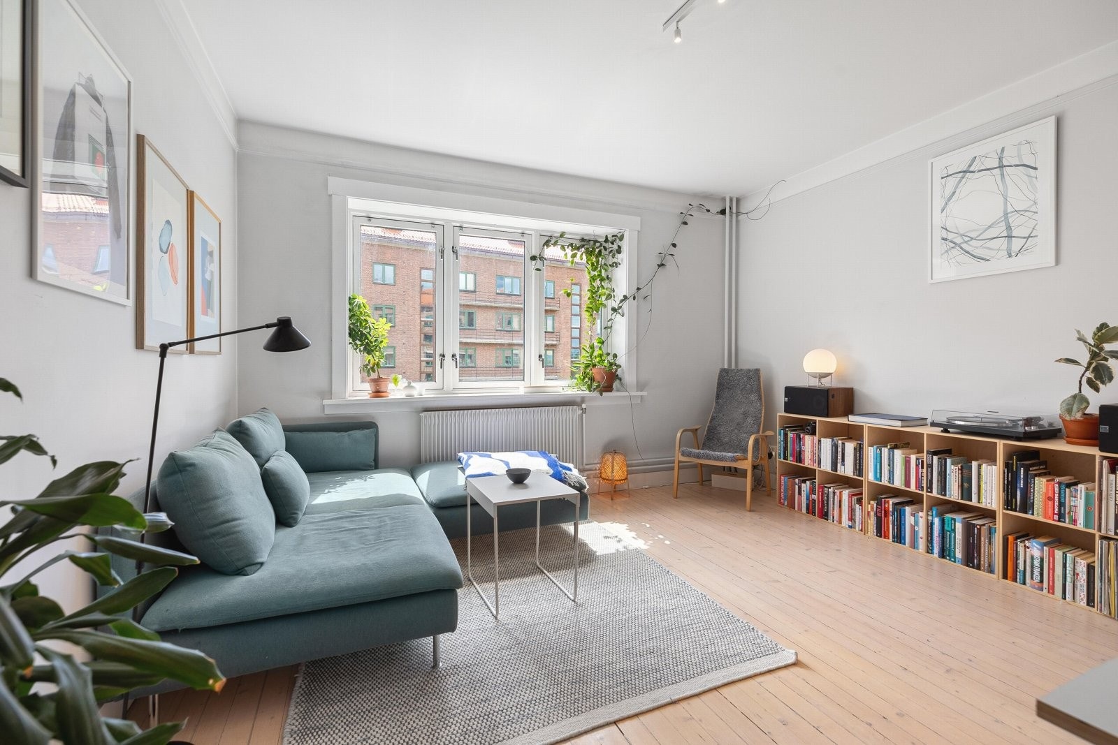 Boligen har en svært attraktiv intern beliggenhet, høyt, fritt og godt tilbaketrukket fra støy. Galleribilde