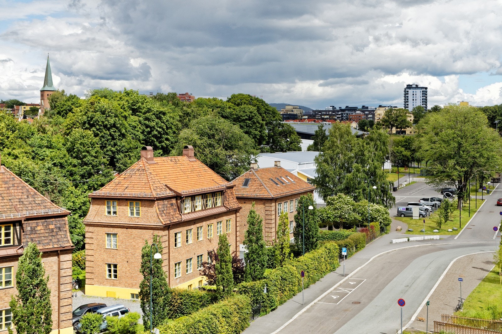 Fra soverommet har du en herlig utsikt mot øst over klassiske bygninger og frodige, grønne omgivelser, mens utsikten mot vest byr på et imponerende skue over "Oslos tak". Galleribilde