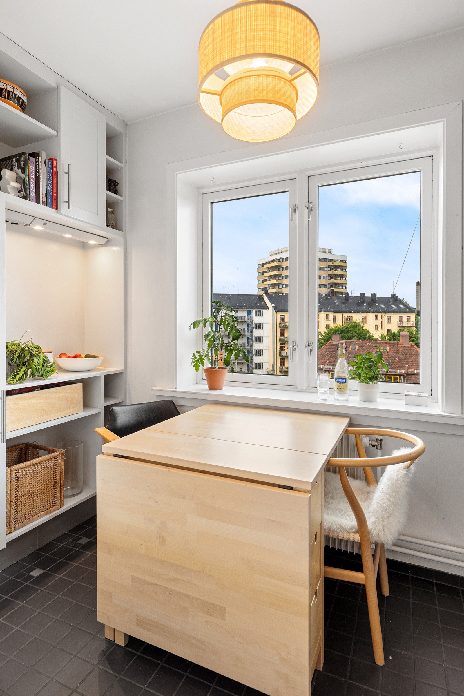 Kjøkkenet har også god plass til et spisebord, hvor du kan nyte måltidene dine med flott utsyn fra kjøkkenvinduet. Flere hyller er tilgjengelige for ekstra oppbevaring. Galleribilde