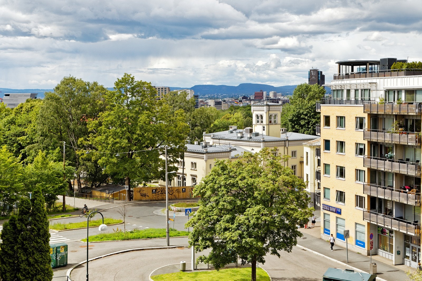 Selgers ord: " Fra kjøkkenet er det fantastisk utsikt over byen, med ettermiddags- og kveldssol inn i leiligheten." Galleribilde
