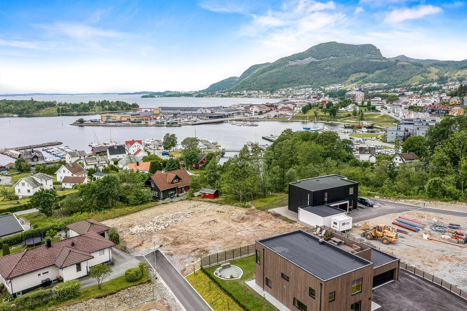 Tomten er byggeklar og har ingen byggeklausul. Det er graveklusul til Langvik Maskin AS. Galleribilde