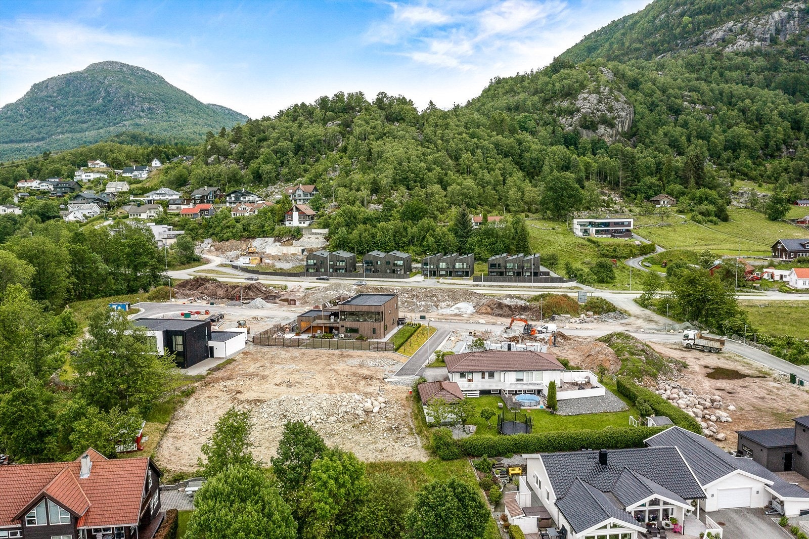 Like bak tomten ligger Tunglandsfjellet med flere flotte fjellturer, så her er det bare å hoppe i turskoene og traske avgårde i den flotte Ryfylkenaturen. Galleribilde