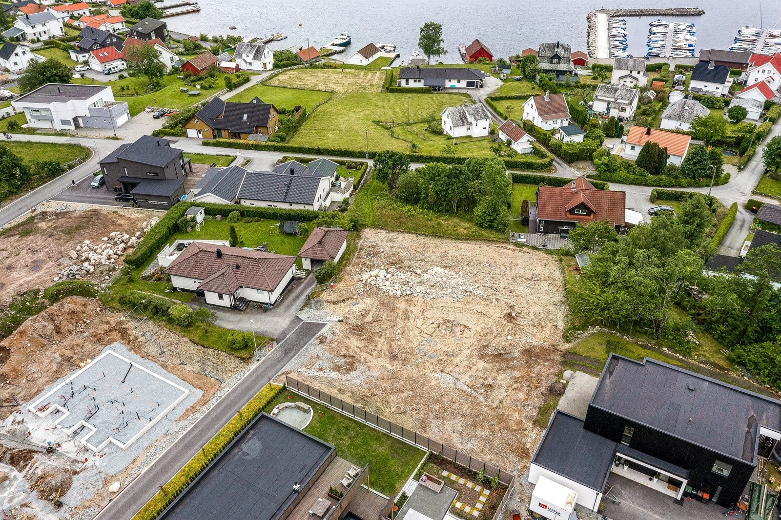 Tomten er solrike og har en fantastisk utsikt over Idsefjorden, og med få minutters gange kan man rusle ned til sjøen hvor det også er badestrand Galleribilde