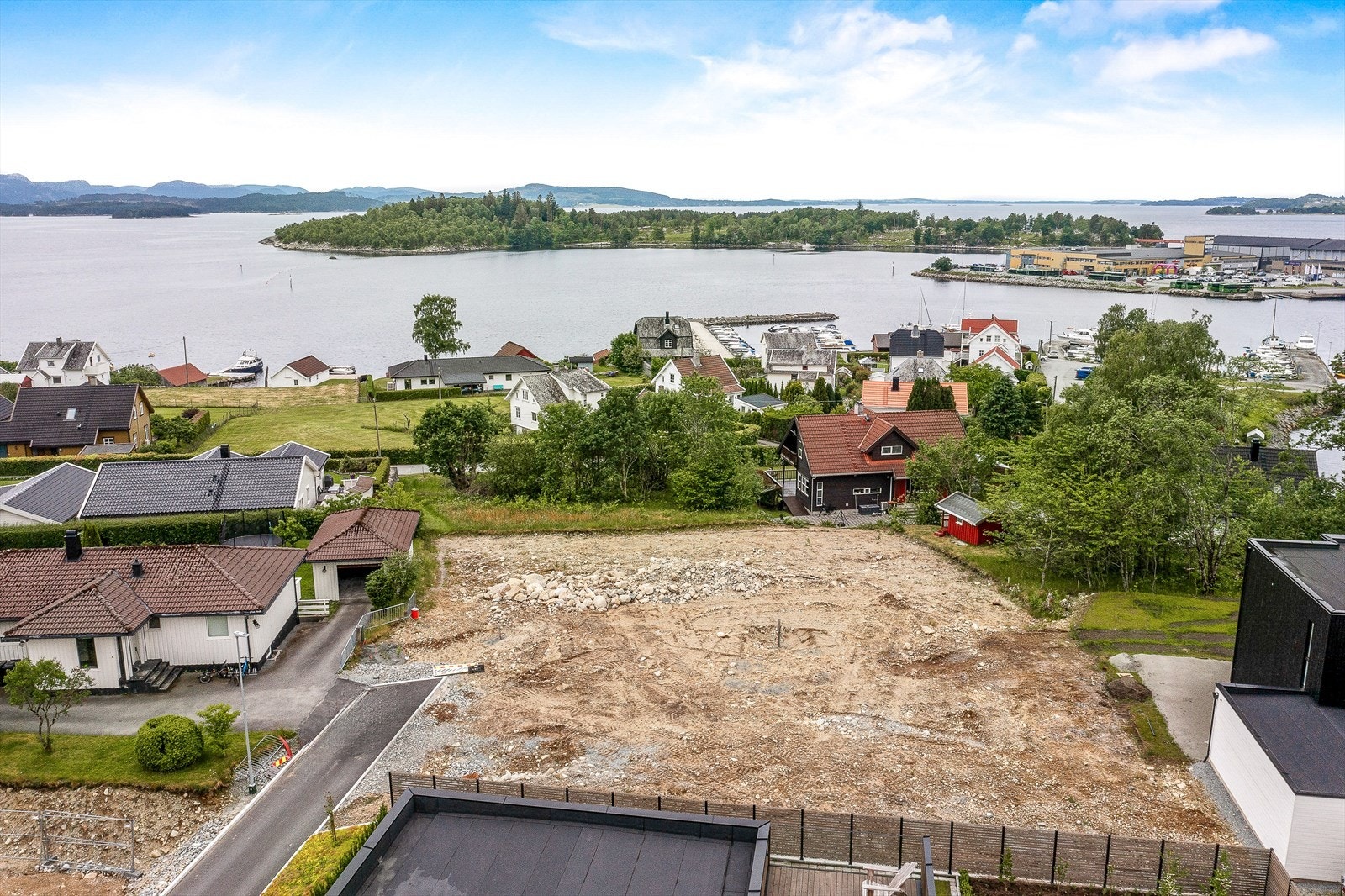 I tillegg har man utsikt over til den populære Jørpelandsholmen som er blitt et yndet turmål for både store og små, samt flere friluftsaktiviteter i samme område som en gjerne kan benytte seg av. Galleribilde