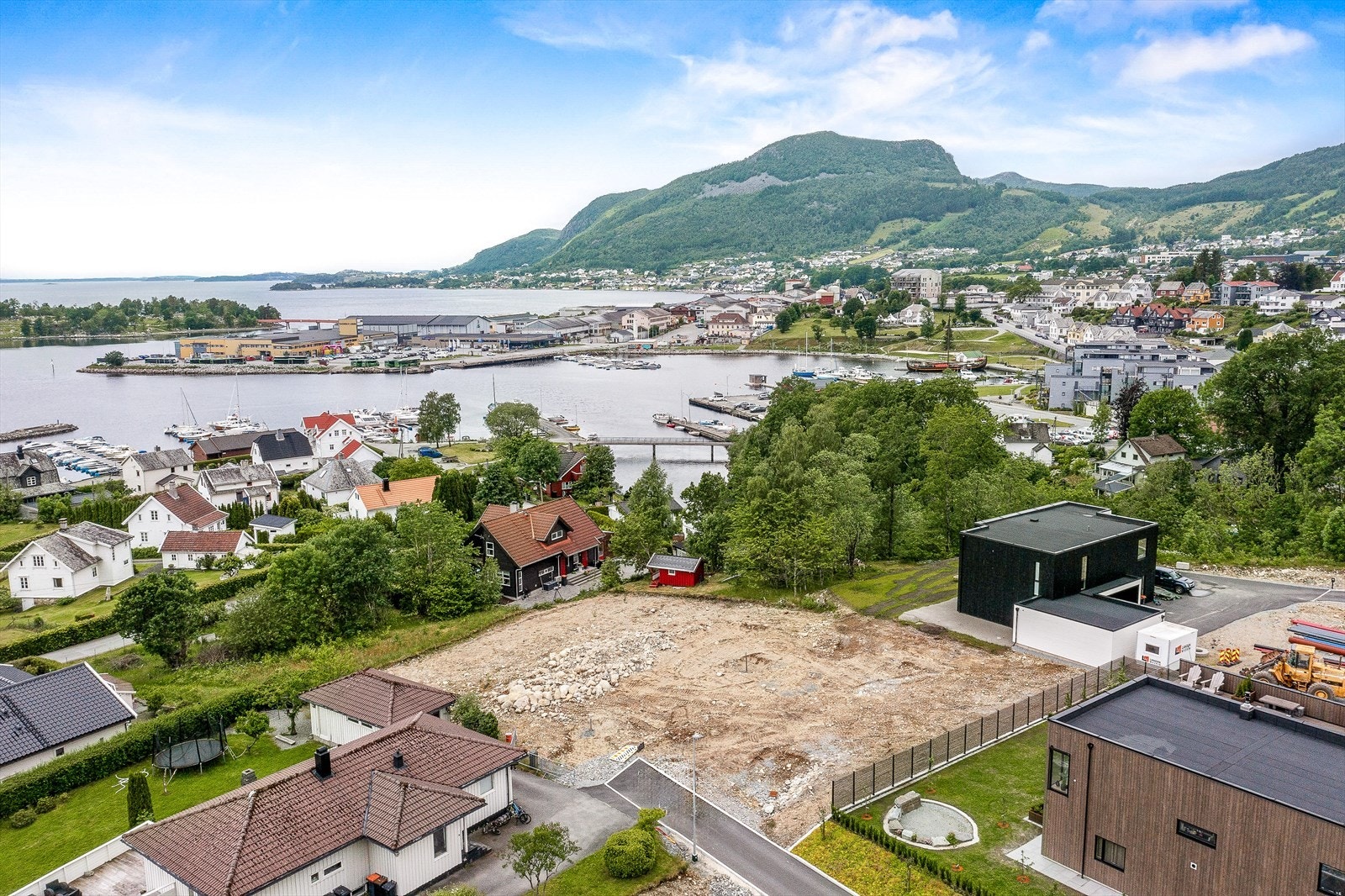 Eiendommen ligger i veletablert boligfelt på Tungland med gangavstand til Jørpeland sentrum som kan tilby det meste av det du trenger! Galleribilde
