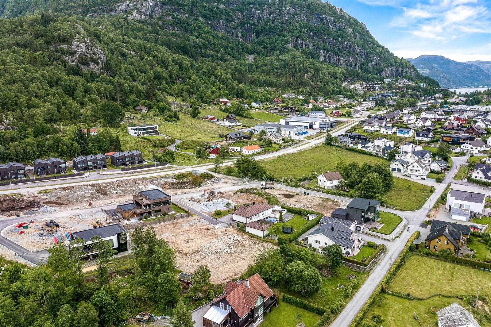 Ryfast tunnelen gjør reisetiden til Stavanger vesentlig kortere og mer fleksibel, noe som gjør at Jørpeland er blitt et enda mer attraktivt område å bosette seg i. Galleribilde