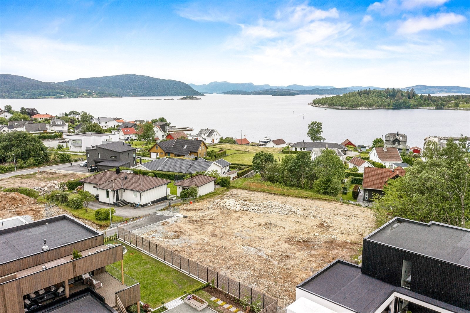 Man får virkelig det beste av det beste med nærhet til både sentrum, sjø og fjell like utenfor døra i din nye drømmebolig! Galleribilde