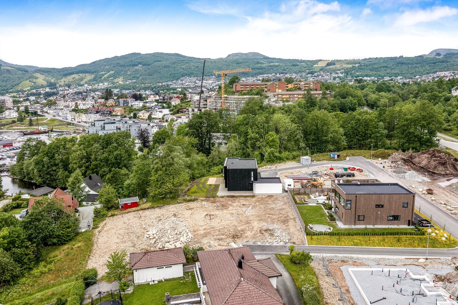 Det er en ekstra tomt ved siden av her, og tomten som selges er den delen som vender mot sentrum. Se kart i salgsoppgave. Galleribilde