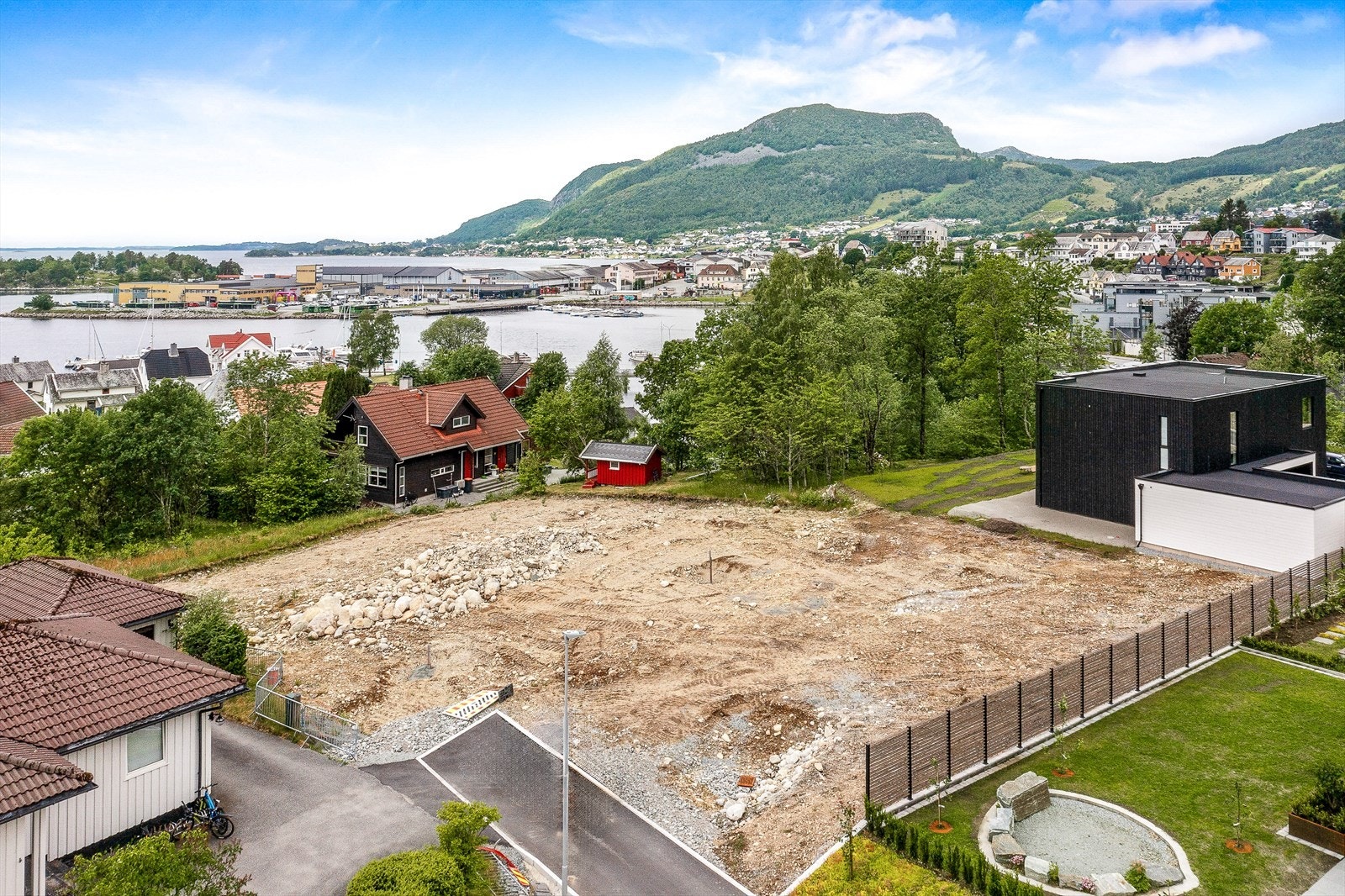 Meget god boltreplass til både store og små. Det er regulert inn lekeplass i bakkant av tomten. Galleribilde