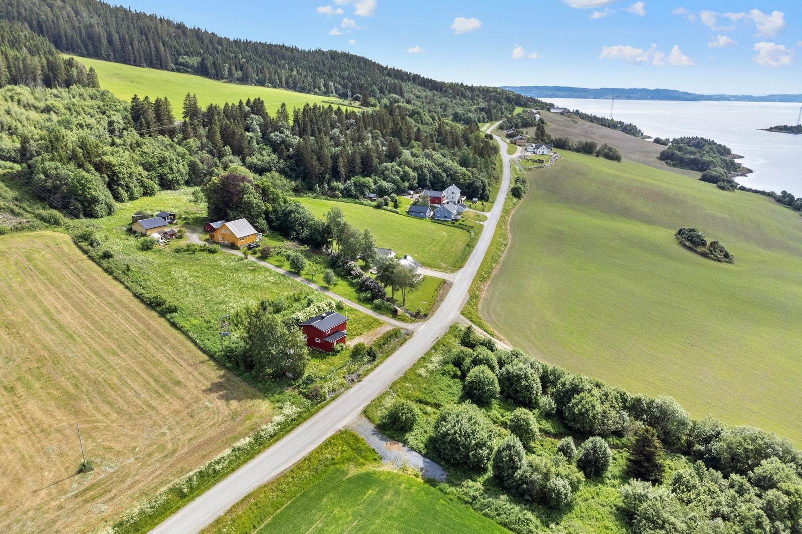 Beliggenheten er praktisk med kun ca. 25 minutters kjøretur til steinkjer. Galleribilde