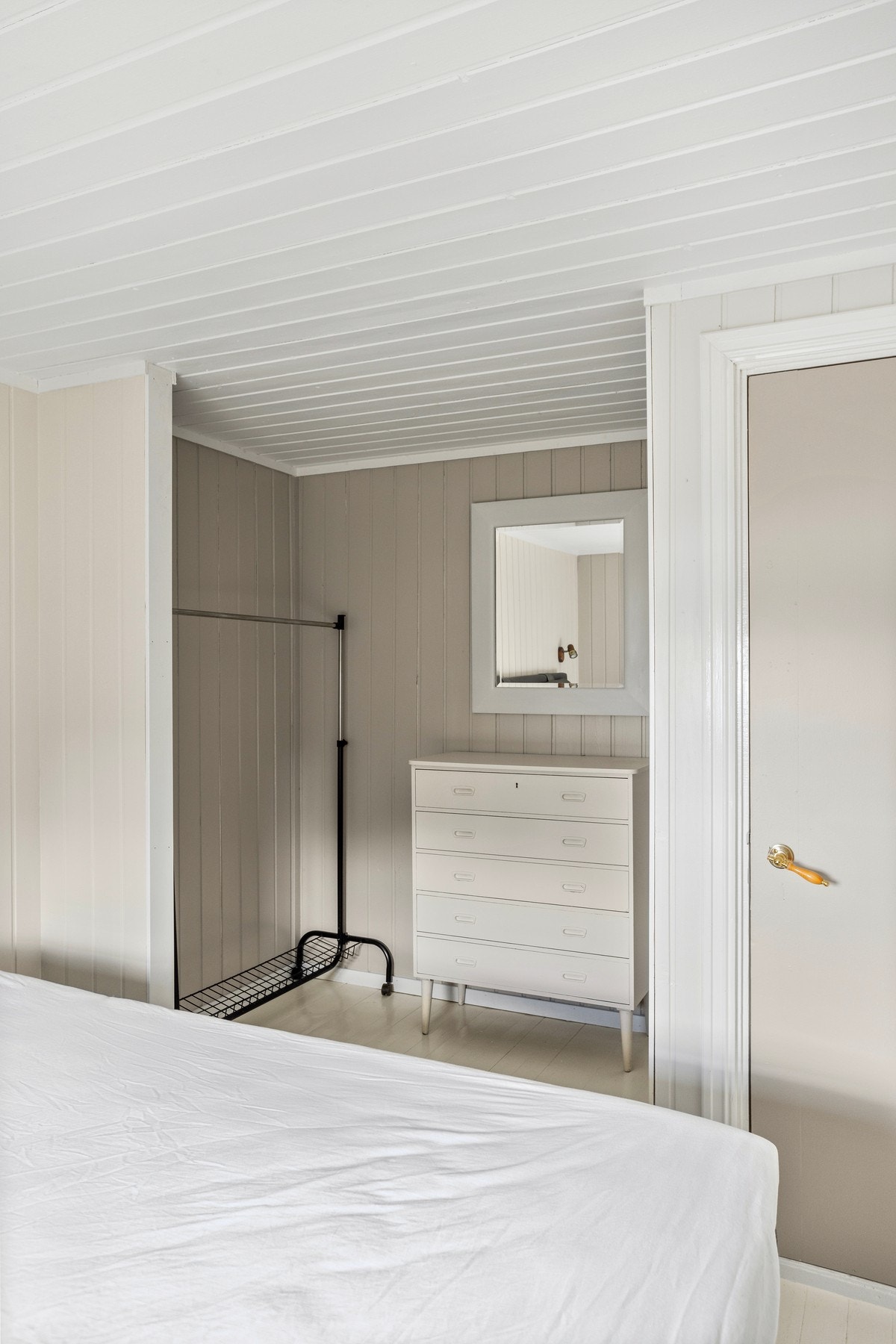 På soverommet er det en praktisk innhuk som kan innreder med garderobeløsning Galleribilde