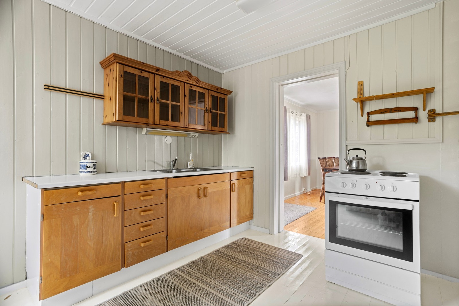 Det er montert kran på kjøkkenet, men eiendommen er ikke tilkoblet vann/avløp og vann tas fra cisterne som samler regnvann. Galleribilde