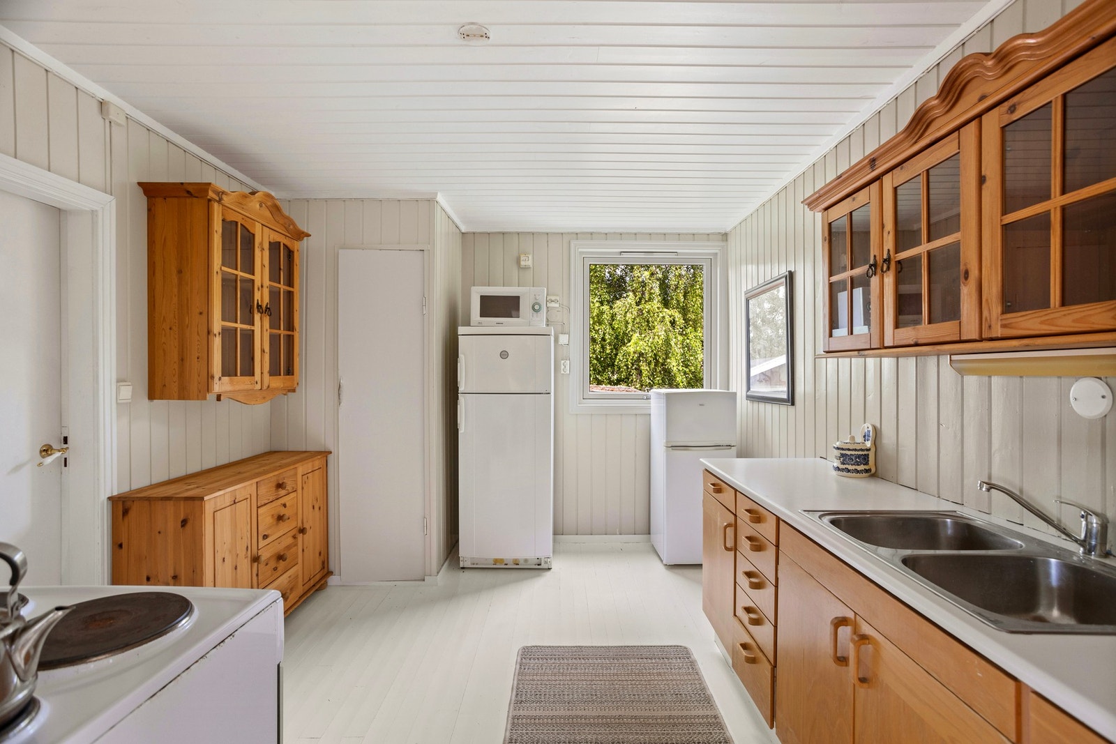 Kjøkken - ca 10,5 kvm. Avsatt plass for kjøleskap og komfyr Galleribilde