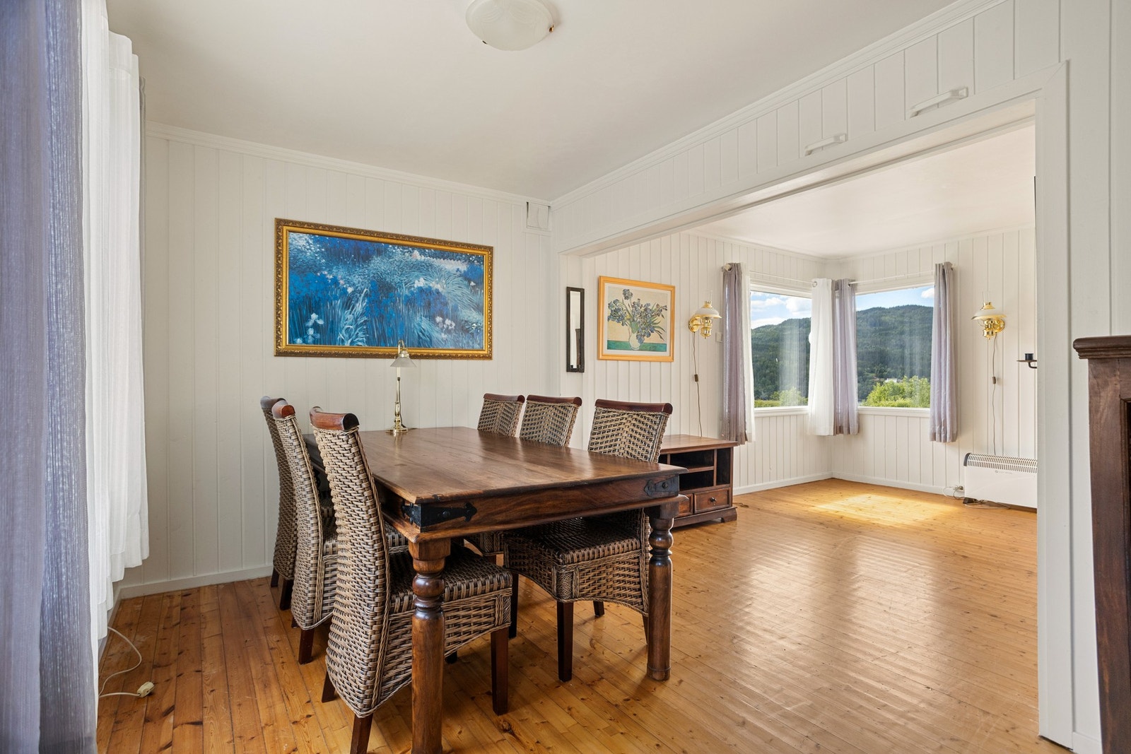 Stue - ca 24 kvm. Lys og trivelig med god plass til møblement! Galleribilde