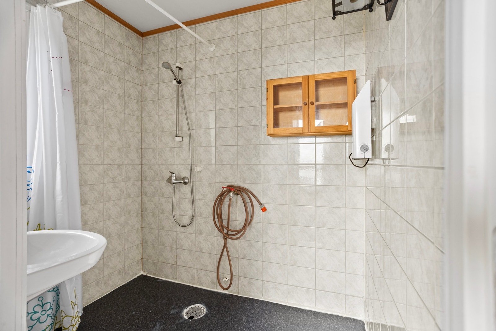 Bad - ca 3 kvm. Utstyrt med servant og dusj. Jamfør punkt angående bad i tilstandsrapport. Galleribilde