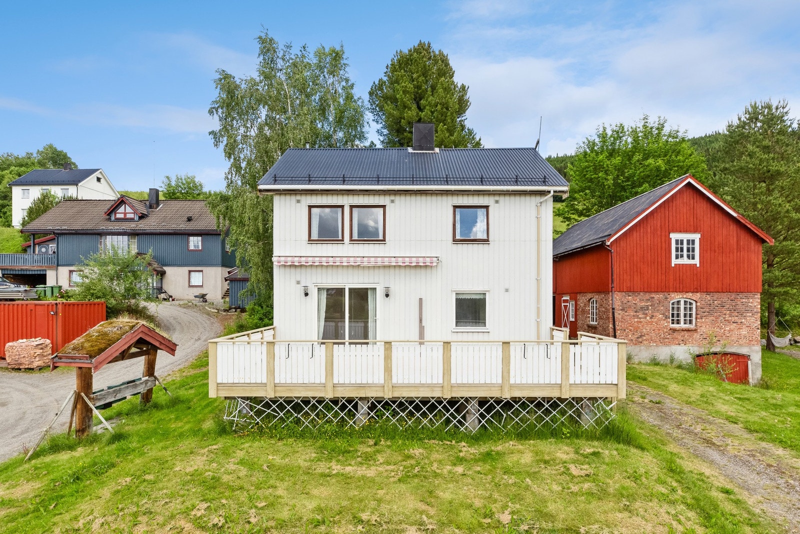 Fra eiendommen er det kun ca. 7 min til Mebonden, ca. 40 min til Stjørdal og ca. 1 t og 10 min til Trondheim. Galleribilde