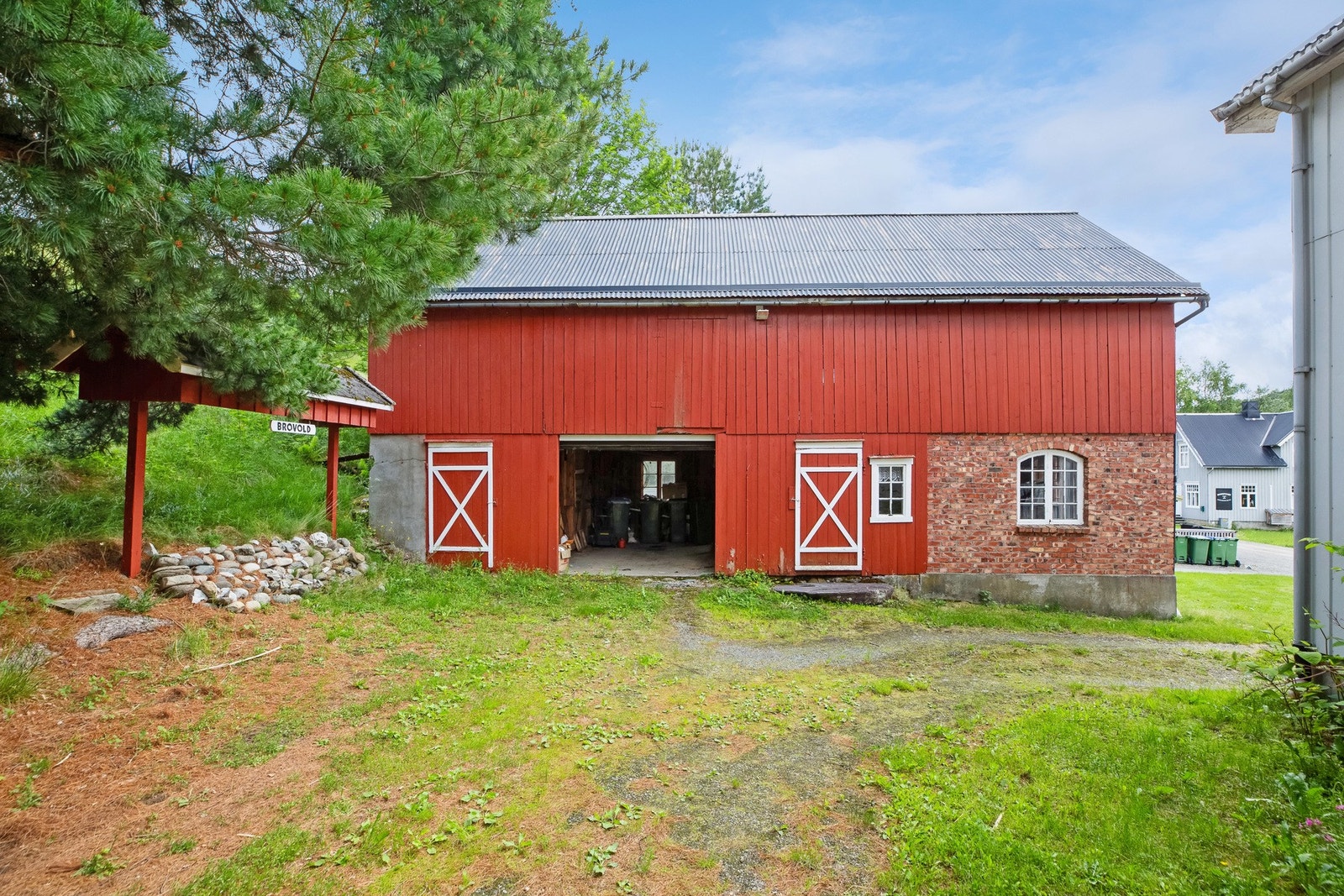 Fjøsbygg/uthus med mye lagringsplass. Galleribilde