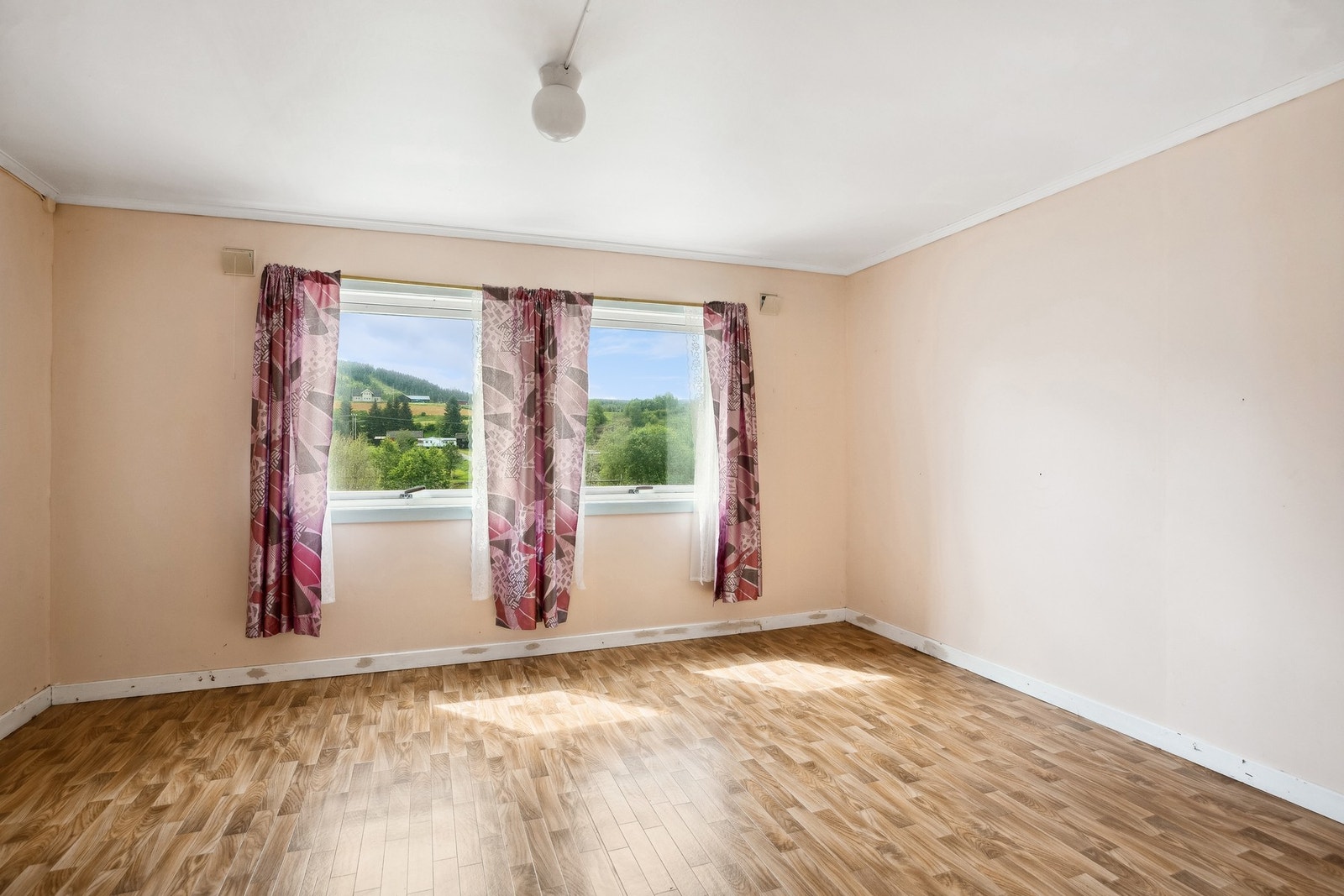 Boligen har 3 store soverom på hhv. 12,5-, 13,5-, og 15,5 kvm. Galleribilde